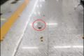 大媽脫鞋躺地鐵座椅鞋被乘客踢下車 網友：用魔法打敗魔法?