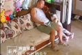 3歲孫女幫睡著爺爺墊枕頭蓋被子 爺爺感動的眼淚都要出來了